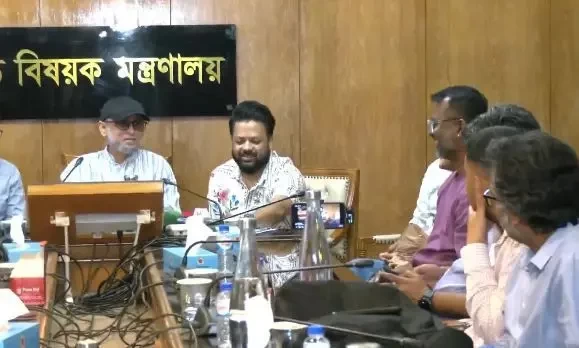সংস্কৃতি উপদেষ্টাকে প্রশ্ন করার জেরে তিন সাংবাদিকের চাকরিচ্যুতি - যা জানা যাচ্ছে