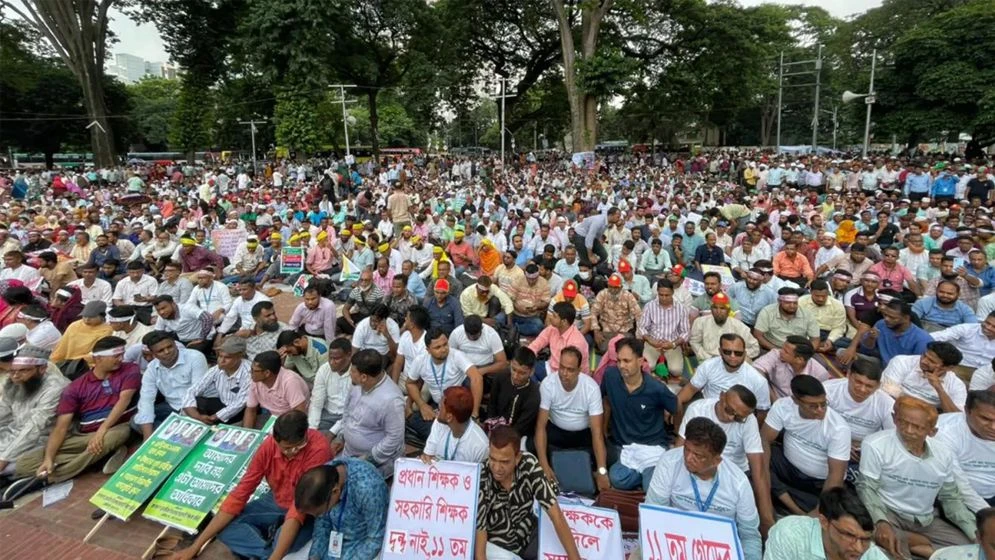 হুঁশিয়ারি উপেক্ষা করেই তিন দফা দাবি বাস্তবায়নে প্রাথমিক শিক্ষকদের ‘কমপ্লিট শাটডাউন’ ঘোষণা