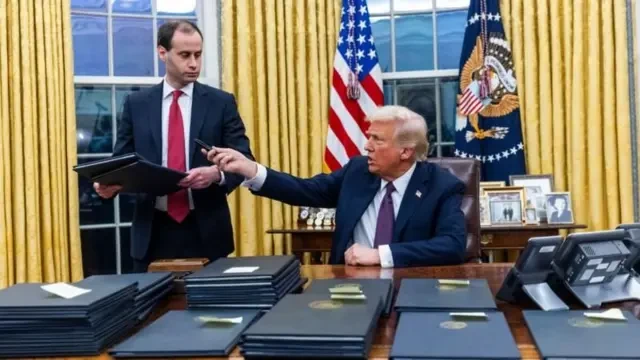 ট্রাম্পের নতুন নীতিতে নাগরিকত্বের অনিশ্চয়তায় হাজারো অভিবাসী