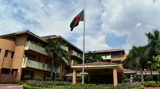 দিল্লিতে বাংলাদেশ হাইকমিশনের নিরাপত্তা বলয় ভেঙে বিক্ষোভ ও হুমকির ঘটনা
