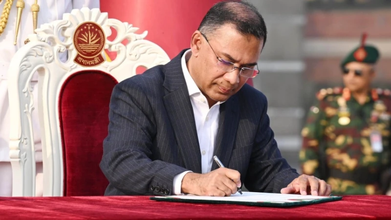 'সবার আগে বাংলাদেশ': প্রধানমন্ত্রীর নজিরবিহীন সংস্কারে নতুন প্রশাসনিক যুগের সূচনা