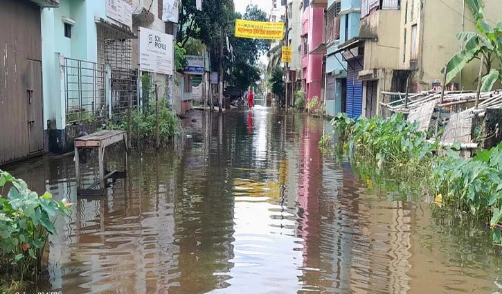 নোয়াখালীতে বন্যার পানি কমার সাথে বাড়ছে দুর্ভোগ