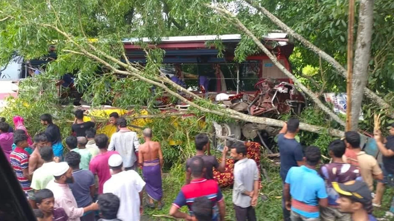 গোপালগঞ্জে যাত্রীবাহী বাস-ট্রাক সংঘর্ষে নিহত ৫